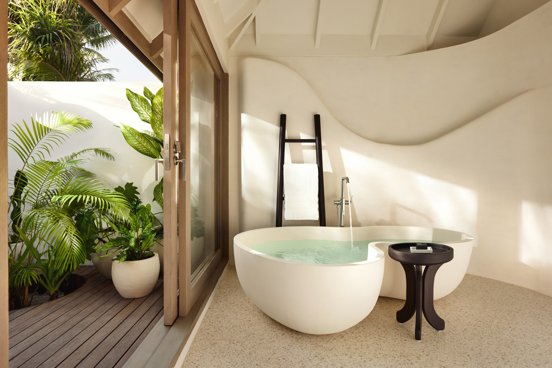 LUX<bdi>*</bdi> South Ari Atoll launches the new Temptation Beach Pool Villa category